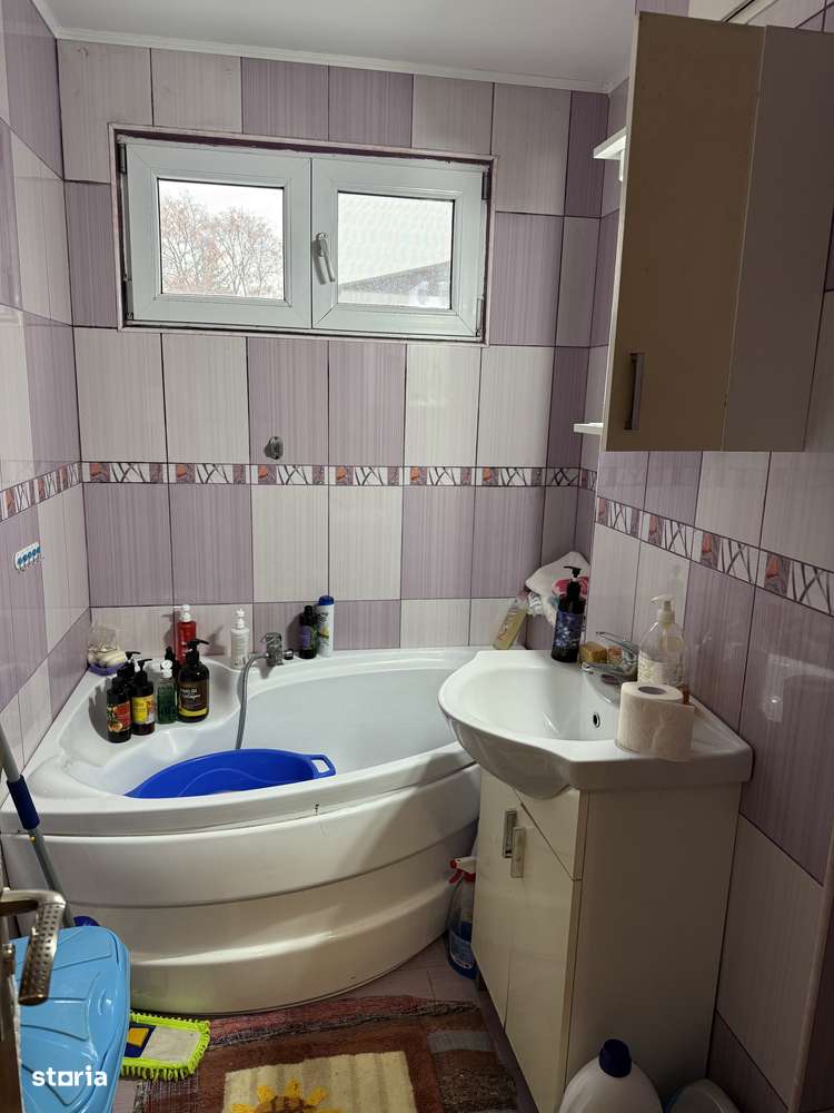 Vand apartament cu 3 camere spatios-4