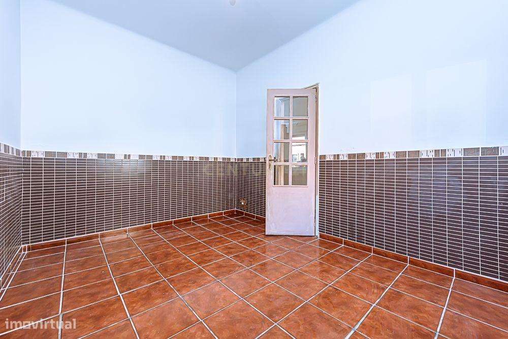 Moradia T2 bem localizada, para remodelar com logradouro, arrecadação - Grande imagem: 5/18