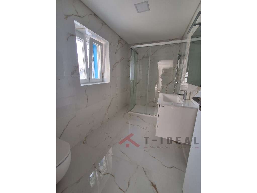 Moradia T3 totalmente remodelada perto das praias-12