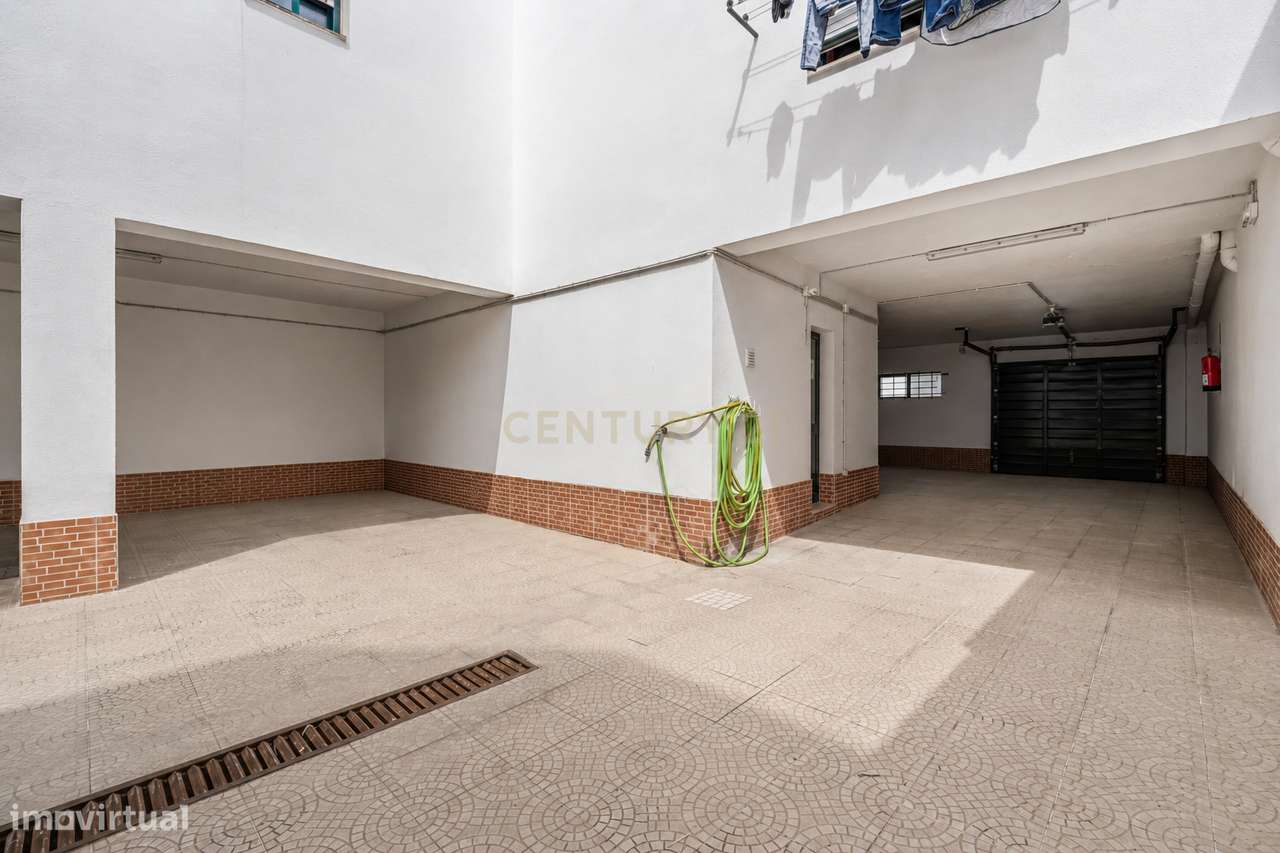 T3 Totalmente Remodelado | Vista Rio | Parqueamento | Arrecadação-18