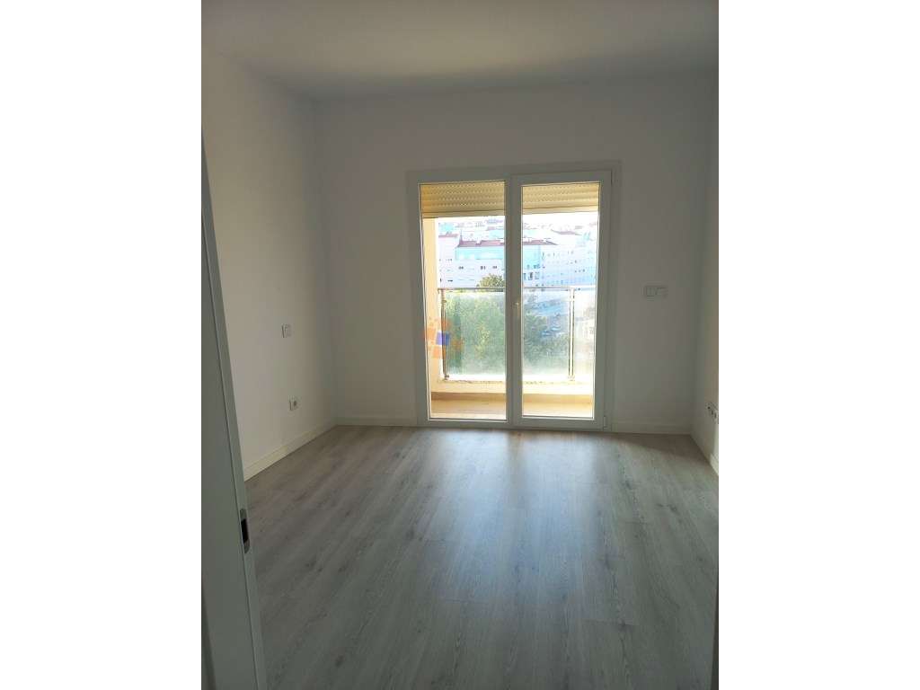 Apartamento T3 a estrear situado em Santa Marta do Pinhal-11