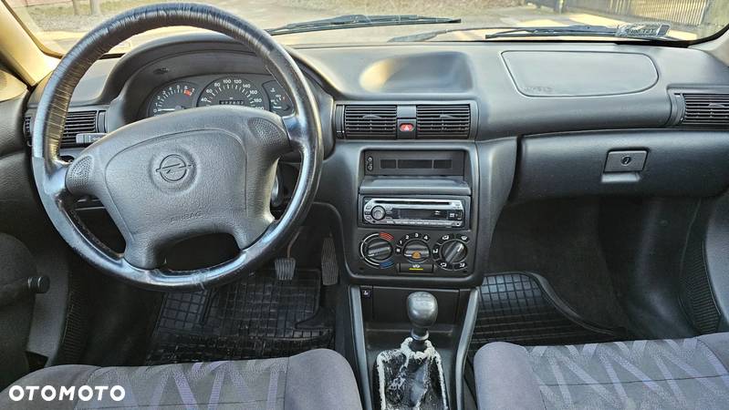 Opel Astra 1.4 GL (air) - 14
