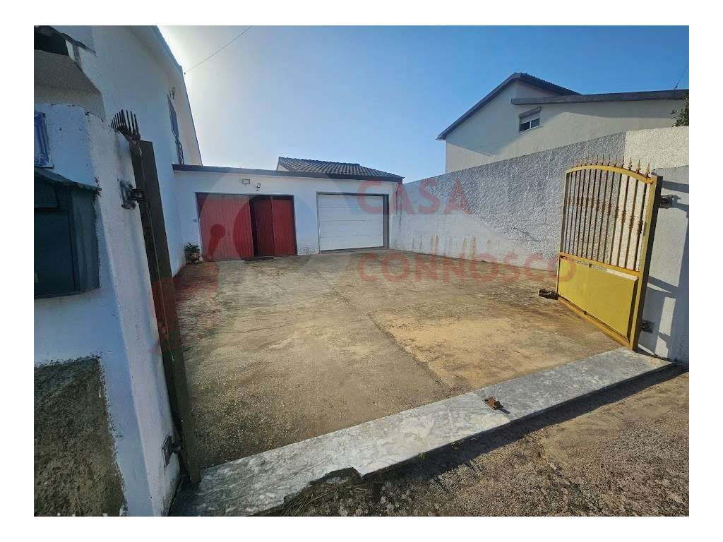 Moradia T3+T2 com garagem e jardim.-44