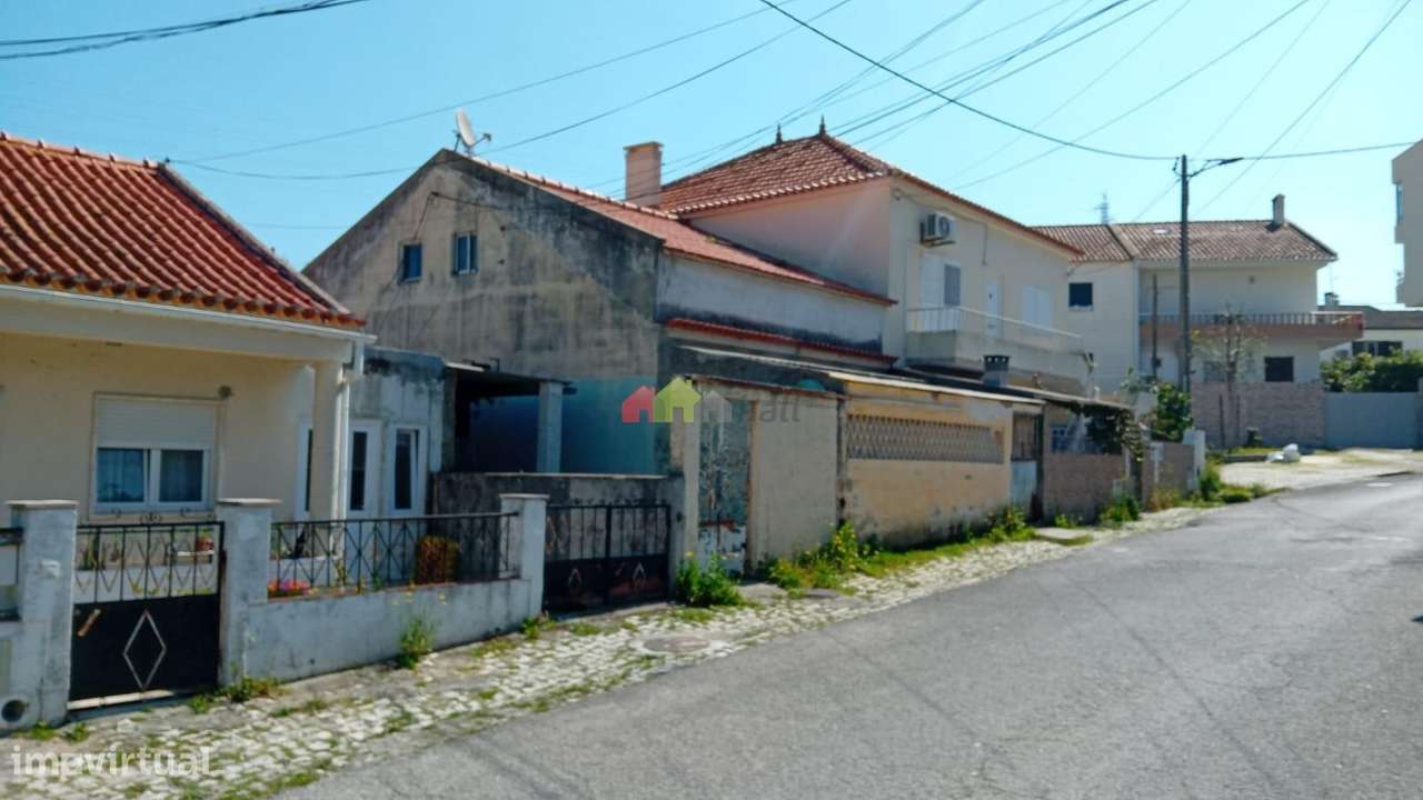 Moradia T4 com logradouro com anexos na Varzinha - Setúbal-38