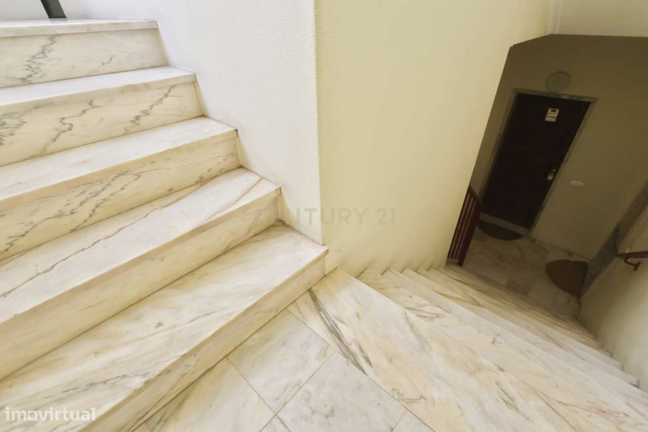 Apartamento T2 com Varanda na Venteira, Amadora-5