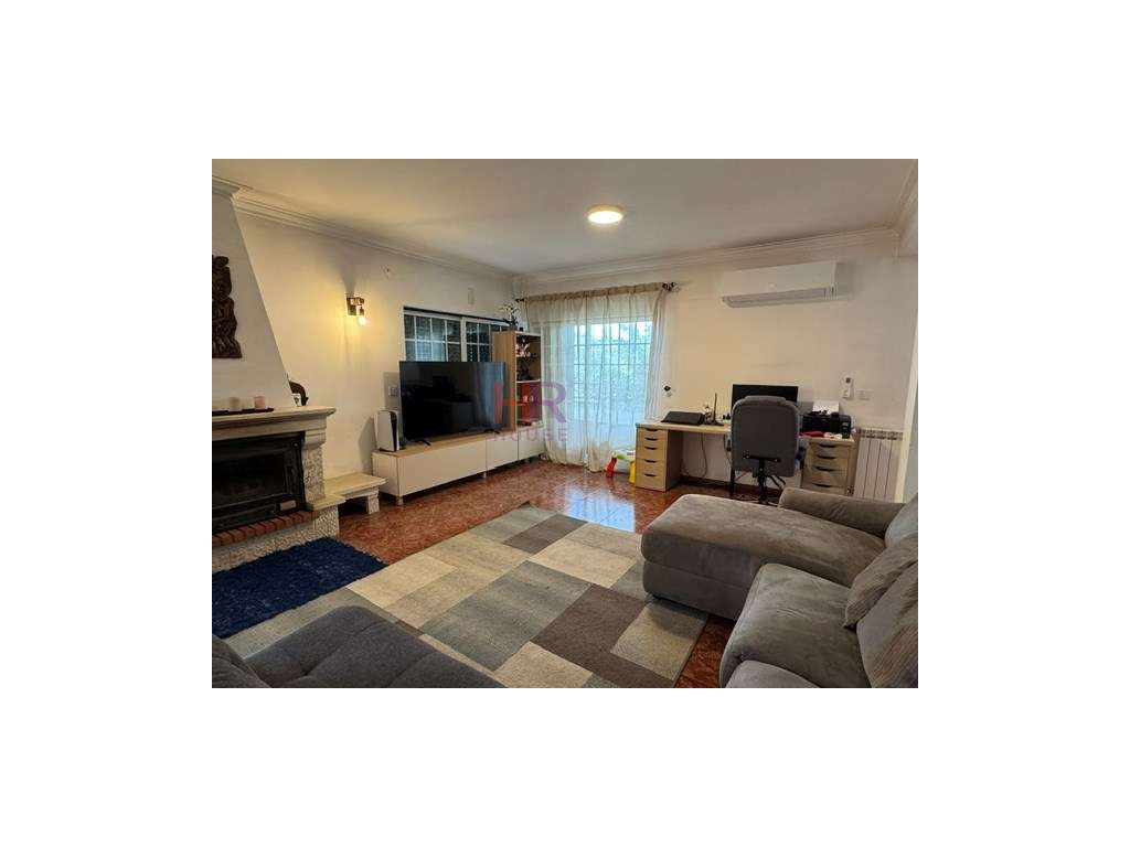 Vende-se Moradia Isolada M4+1 com garagem e jardim.-8
