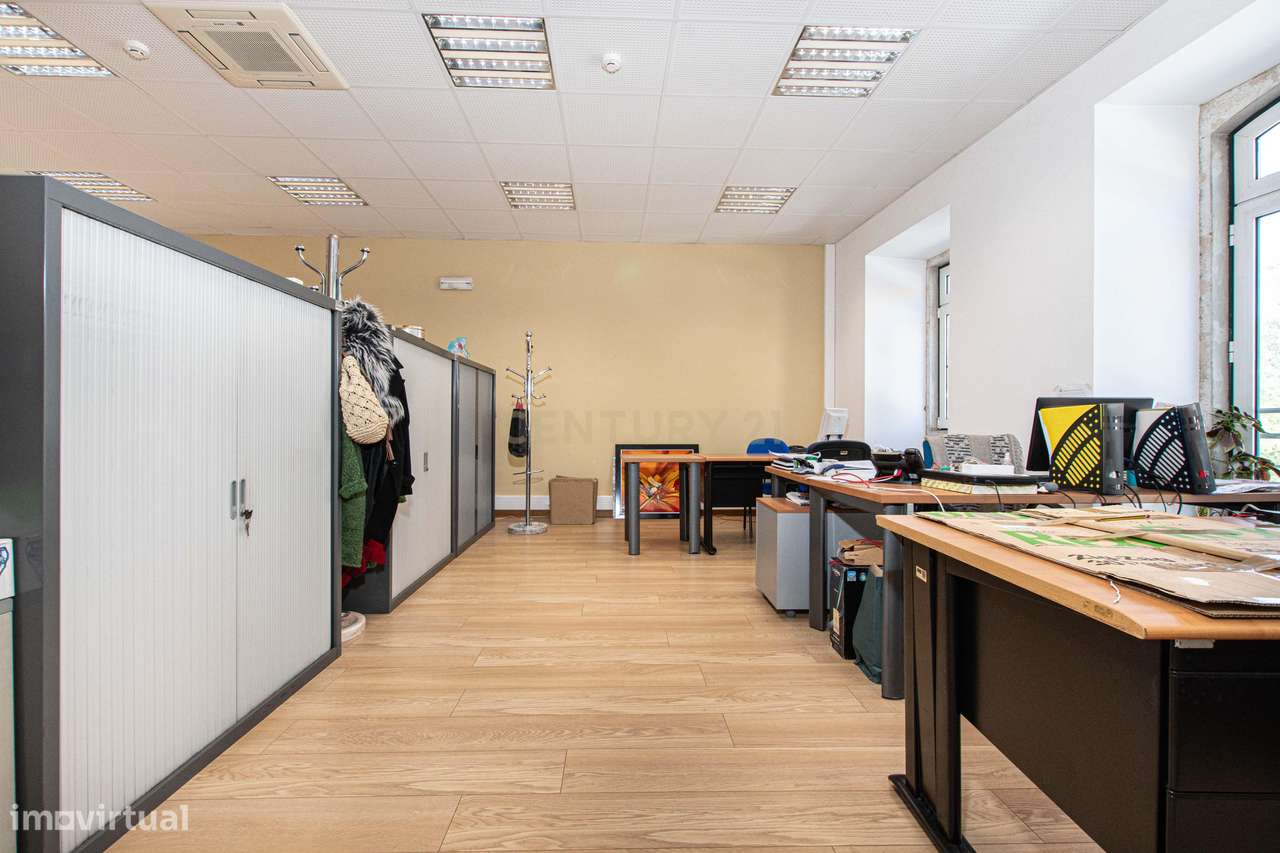 Escritório/Consultório para arrendamento de Serviços (1ª  andar). - Grande imagem: 2/6