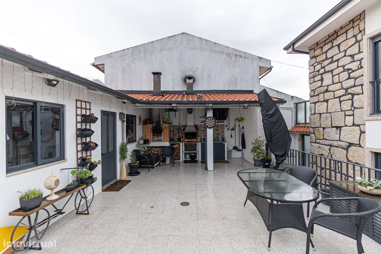 Moradia T4+1 renovada com anexo e jardim em Canidelo-15