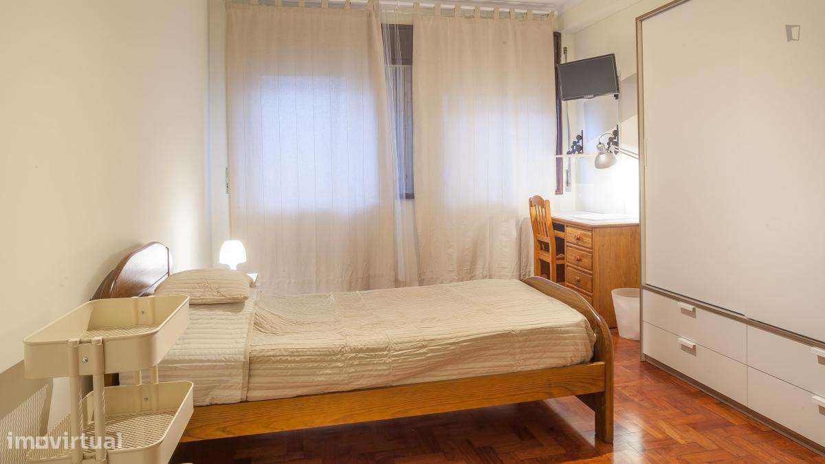 Quarto - localizado em Paranhos Porto - Grande imagem: 2/23