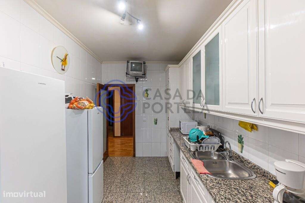 T3 convertido em T4 em Vilar de Andorinho | Box 2 Carros | Excelente E - Grande imagem: 5/25