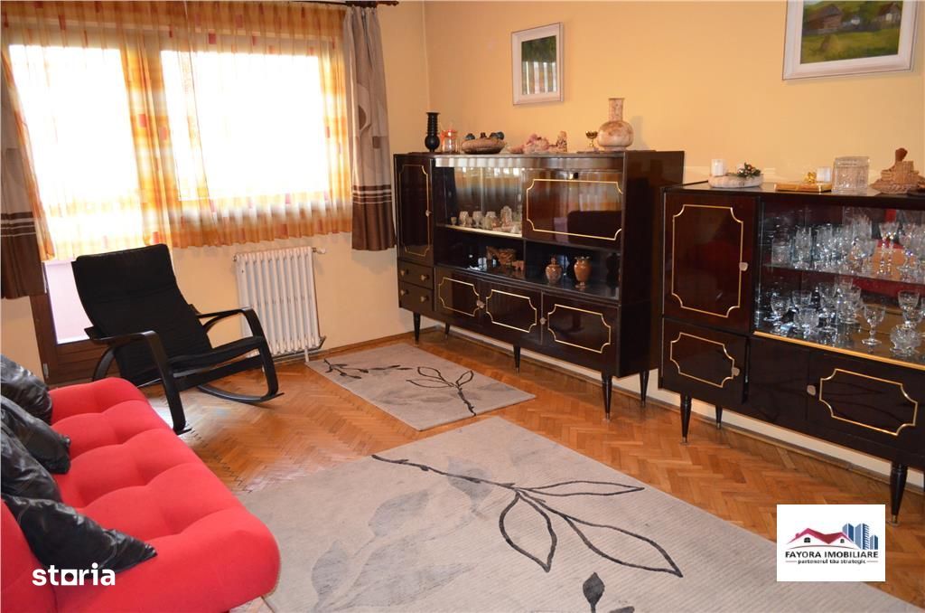 Apartament 4 Camere si 2 Bai de Vanzare Zona Semicentrala