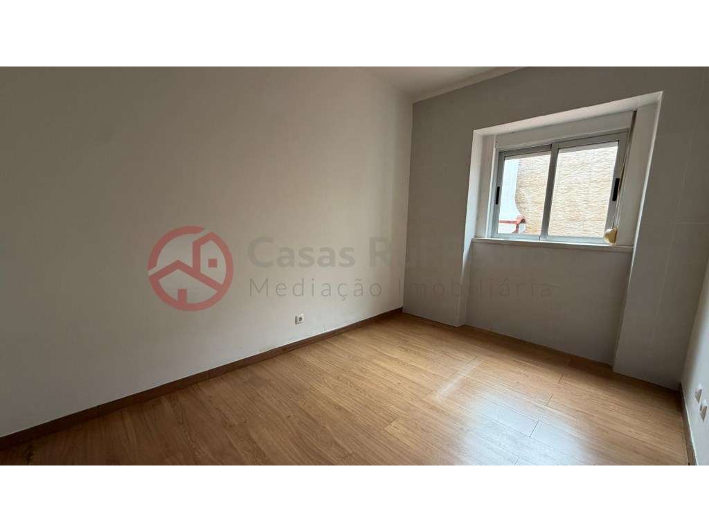 Apartamento T2 com logradouro e churrasqueira na Cova da Piedade, A...-17