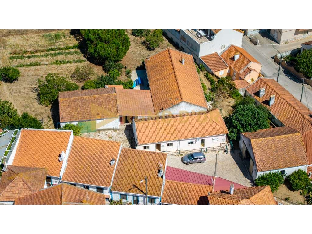 Quinta com 3 moradias e 3 garagens em Abrigada-33