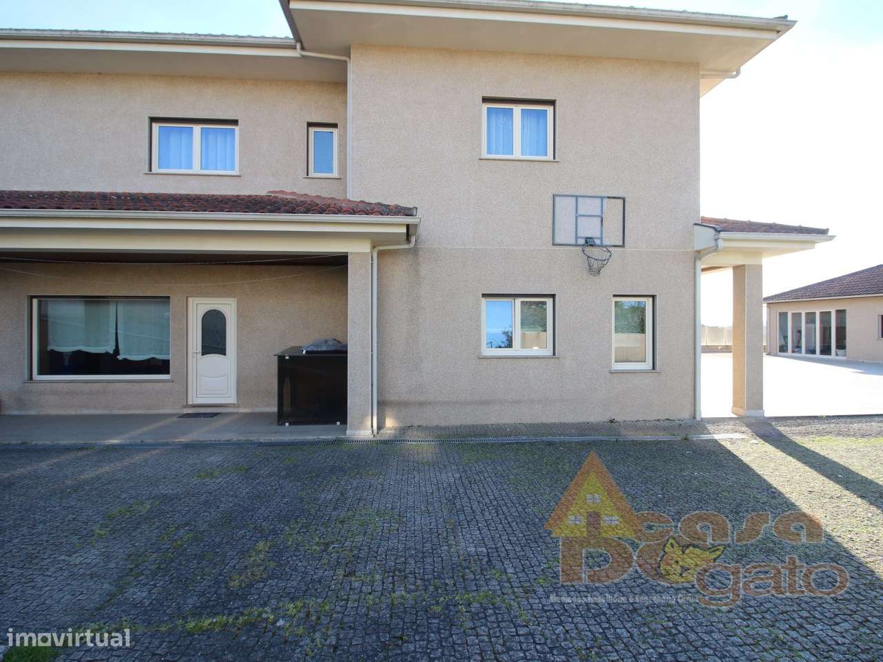 Moradia de 4 frentes com cave de 700 M2-49