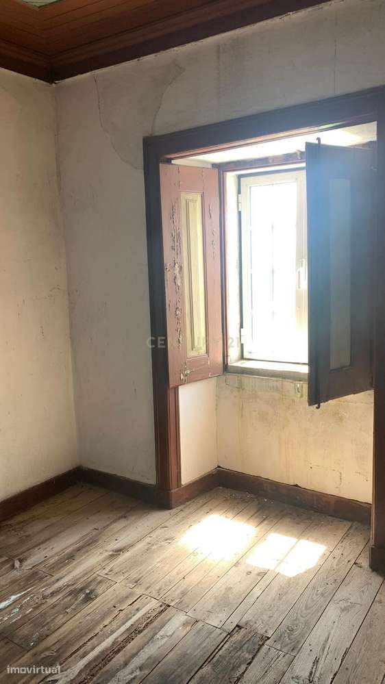 Espaçosa Moradia em Villas Ruivas com Garagem-9