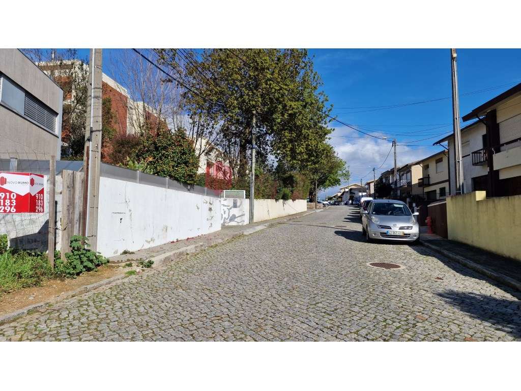 Terreno para construção de uma moradia de duas frentes em Moreira-2