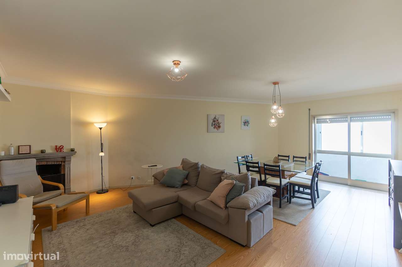 T3 com Varanda + Garagem | A 600m do Metro da Venda Nova-0