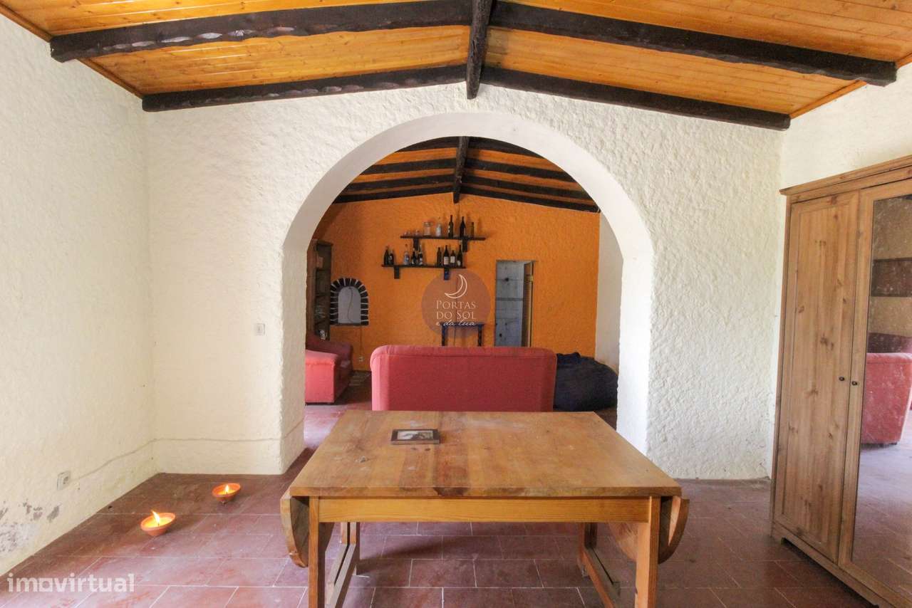 Quintinha de 2.995 m2 c/ moradia V2 e poço.-10