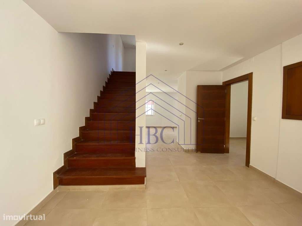 Moradia T4 com Amplo Jardim e Potencial de Remodelação em Alcabidec...-23