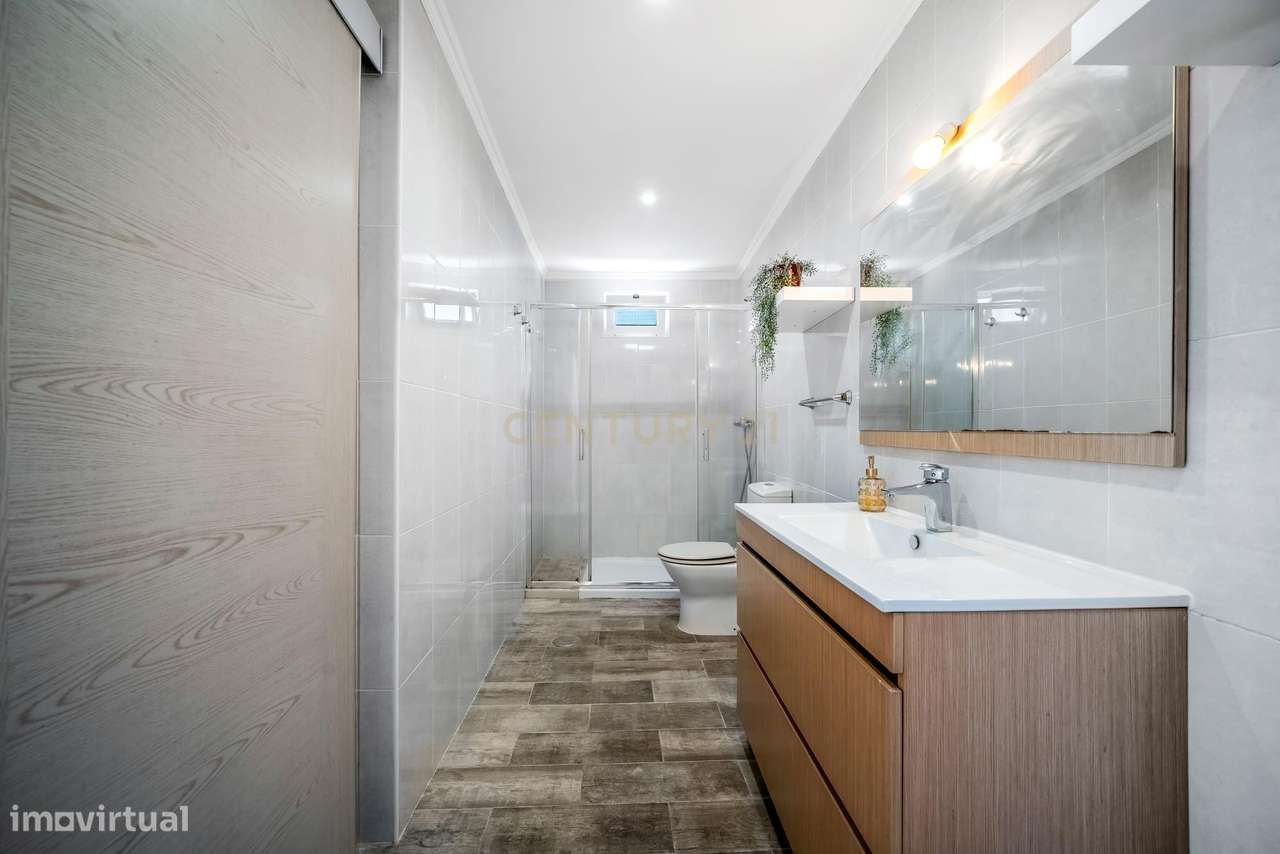 Moradia térrea renovada com dois quartos e terreno urbano, em Alcantar-16