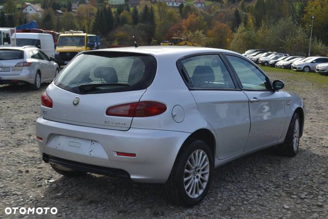 Alfa Romeo 147 1.6 T.S Distinctive - 5