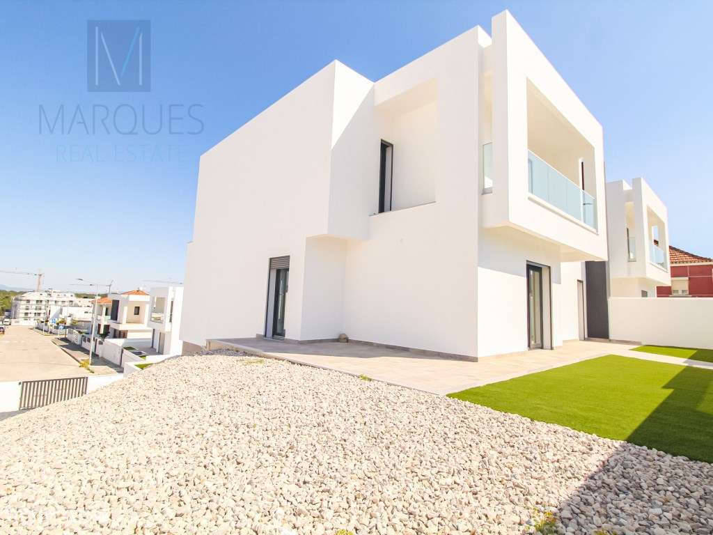 Moradia V4 com Garagem e Logradouro em Vale de Milhaços - Corroios - Grande imagem: 1/40