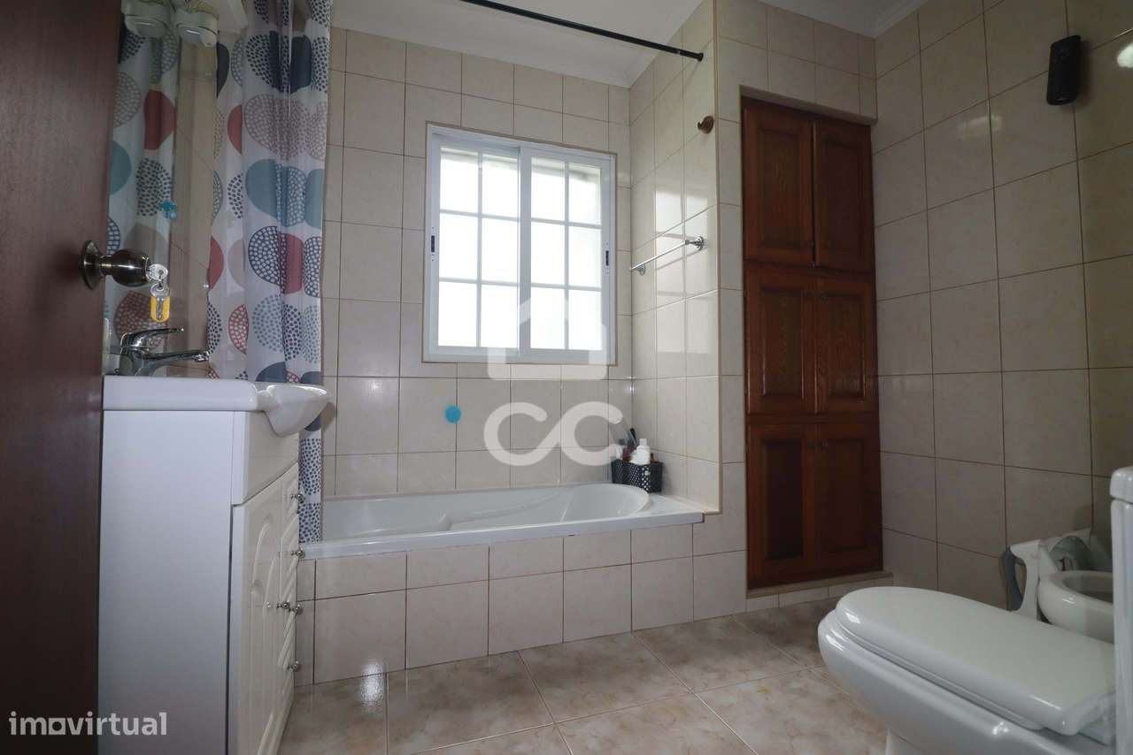 Moradia com 4 Quartos - Achadinha - Nordeste-5