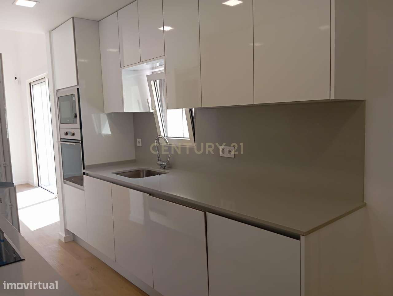 Moradia geminada no centro da Costa da Caparica-7