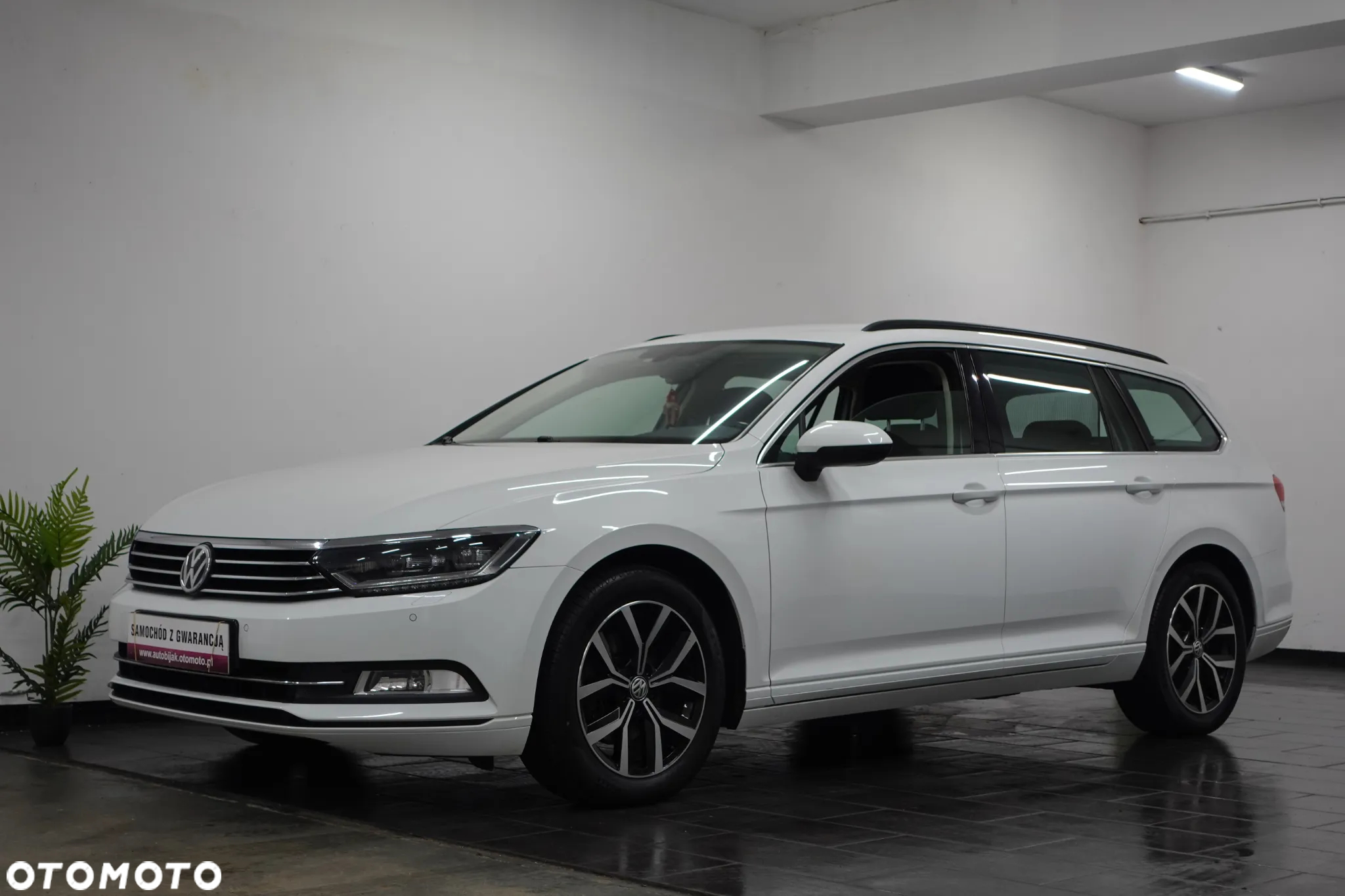 Volkswagen Passat Variant 1.6 TDI SCR DSG Conceptline - 4