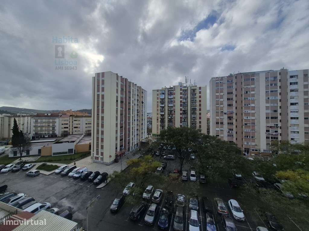 T3 no Centro do Carregado com 3 Varandas e Imenso Potencial-22
