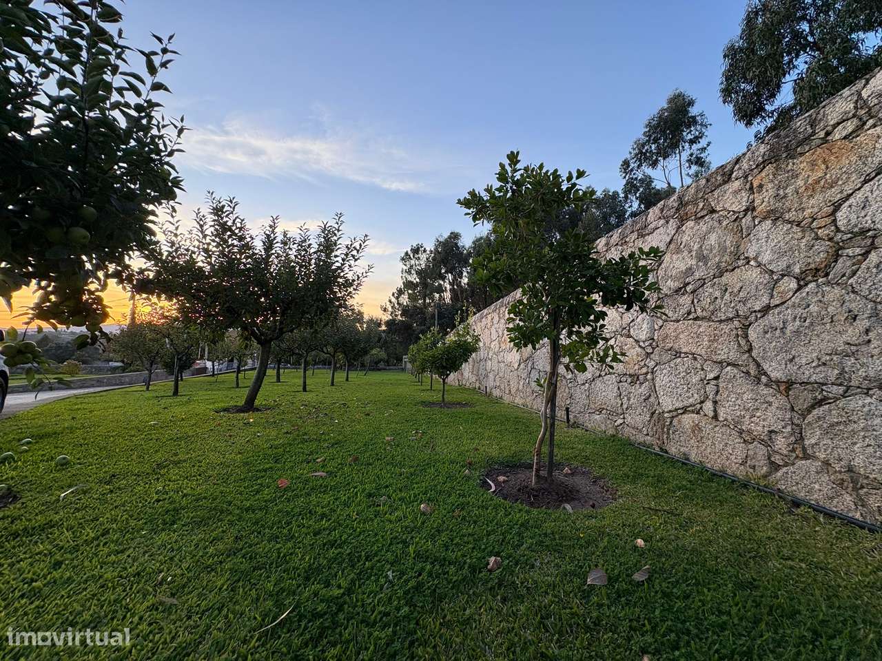 Moradia térrea T4 em pedra com 386m2 e terreno com 6.000m2, anexos.-8