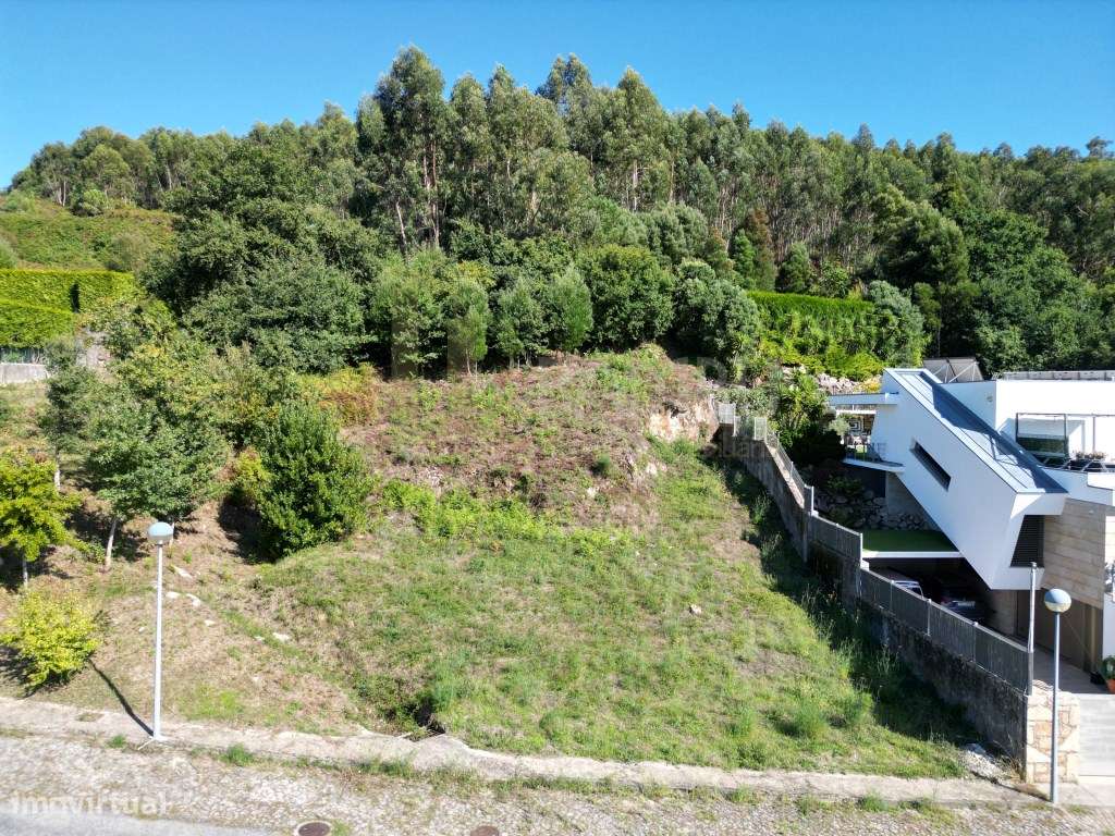 Lote de terreno com 936m2, projeto aprovado e vistas rio!-0