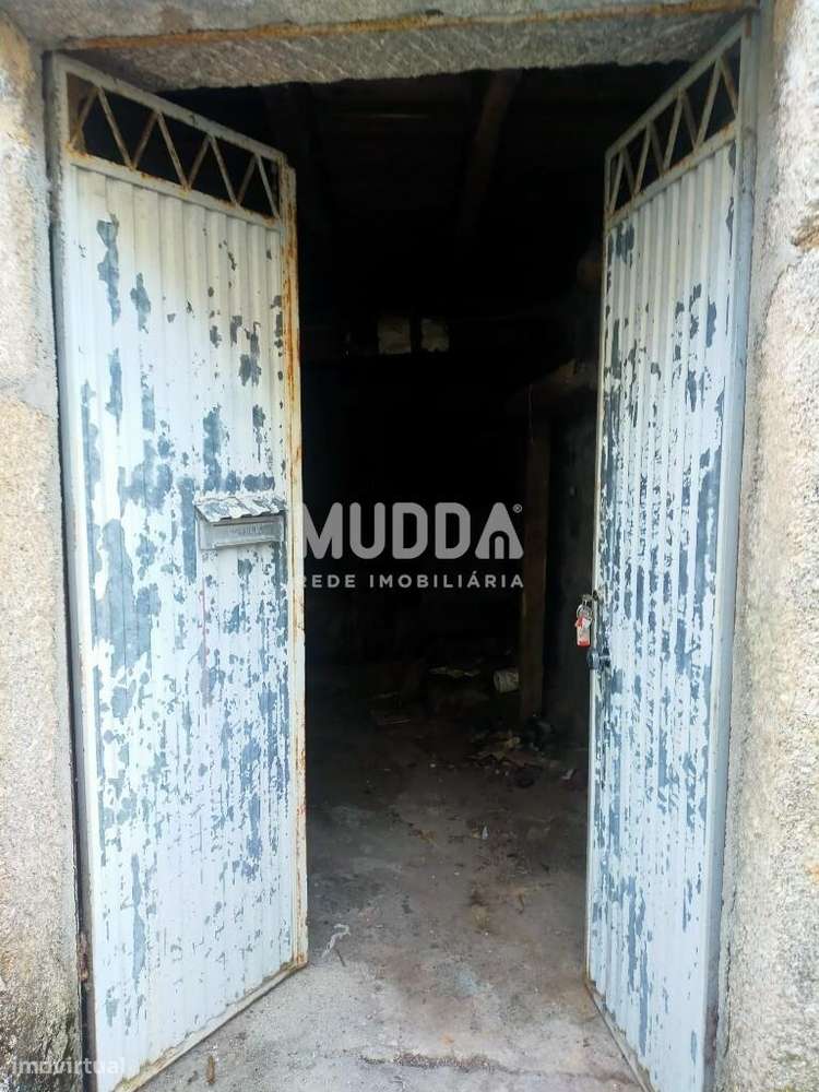 Duas moradias e uma garagem para venda em Gouveia-29