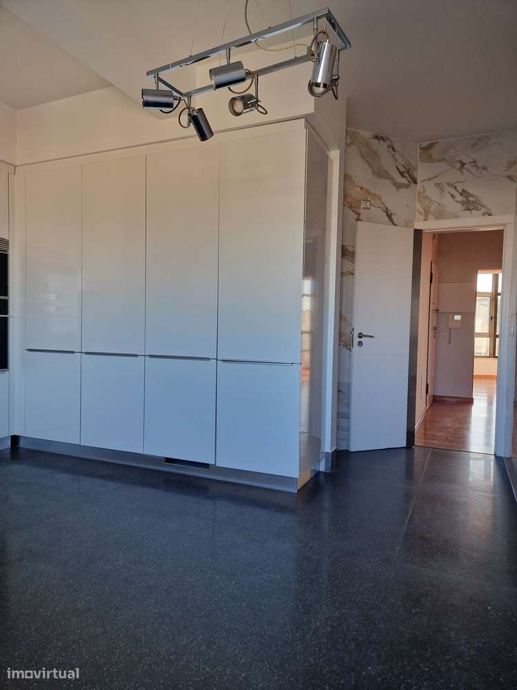 T3 Luxo (T3+T3 ligados/2 Fracções) com 3 Boxes Vistas - Almada Centro-45