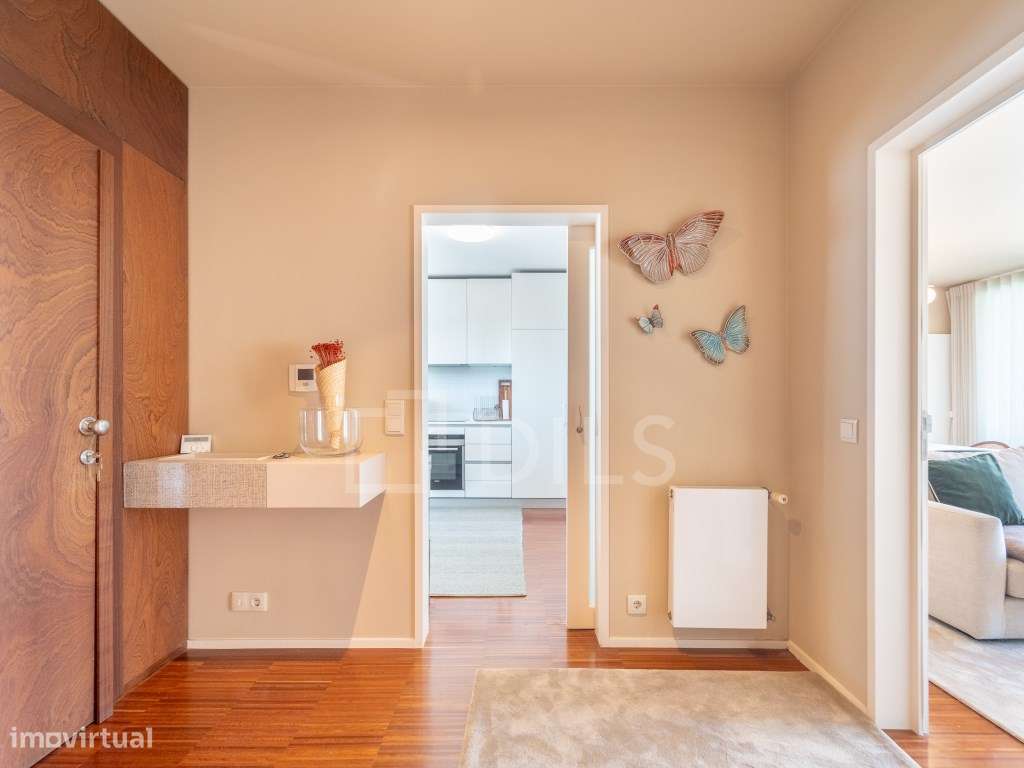 Apartamento T2 com varandas e garagem-9