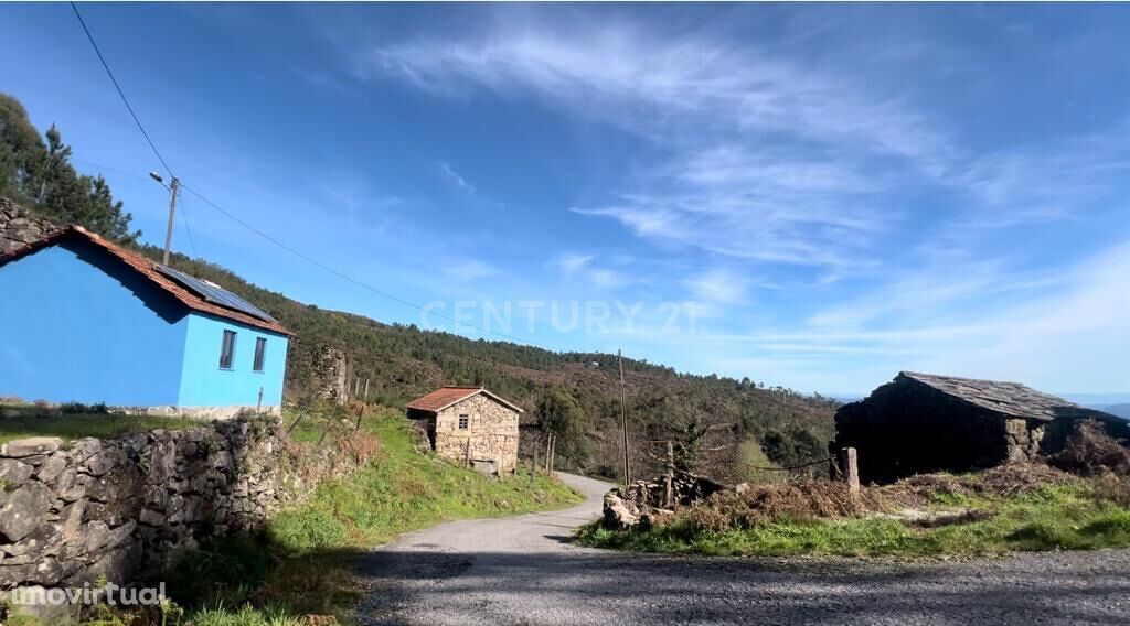 Duas moradias e um anexo em pedra nas Montanhas de São Pedro do Sul