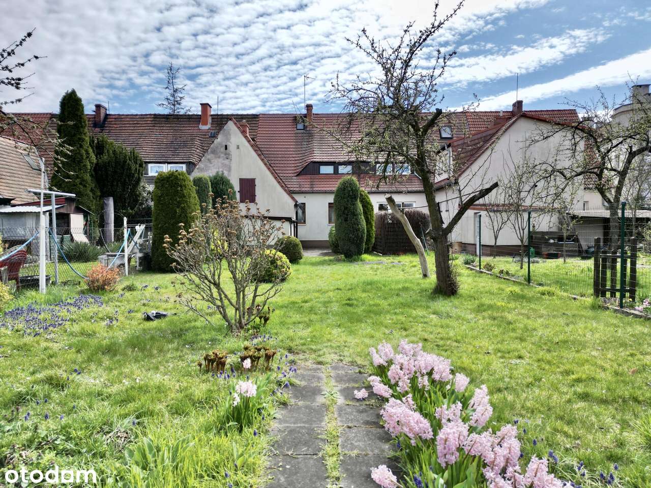 Dom w zabudowie szeregowej z dużym ogrodem-0