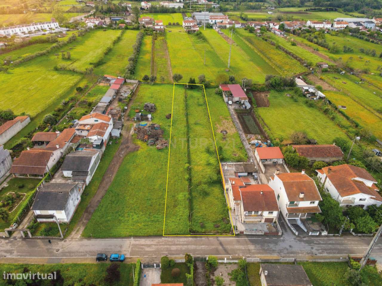 Terreno rústico em zona urbanizável, com 1.780 m² perto do centro da L-6