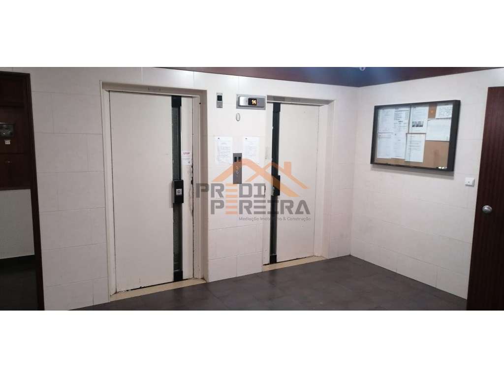 Situado em Santo António dos Cavaleiros, Torres da Bela Vista, T3 t... - Grande imagem: 5/20