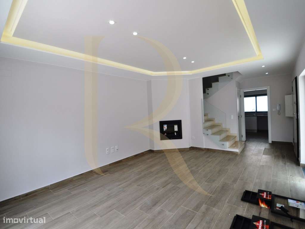 Moradia geminada nova T3 com garagem e terraço na Quinta do Conde-8