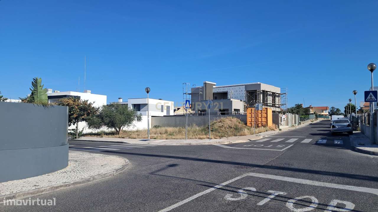 Moradia Isolada unifamiliar com piscina e garagem-17
