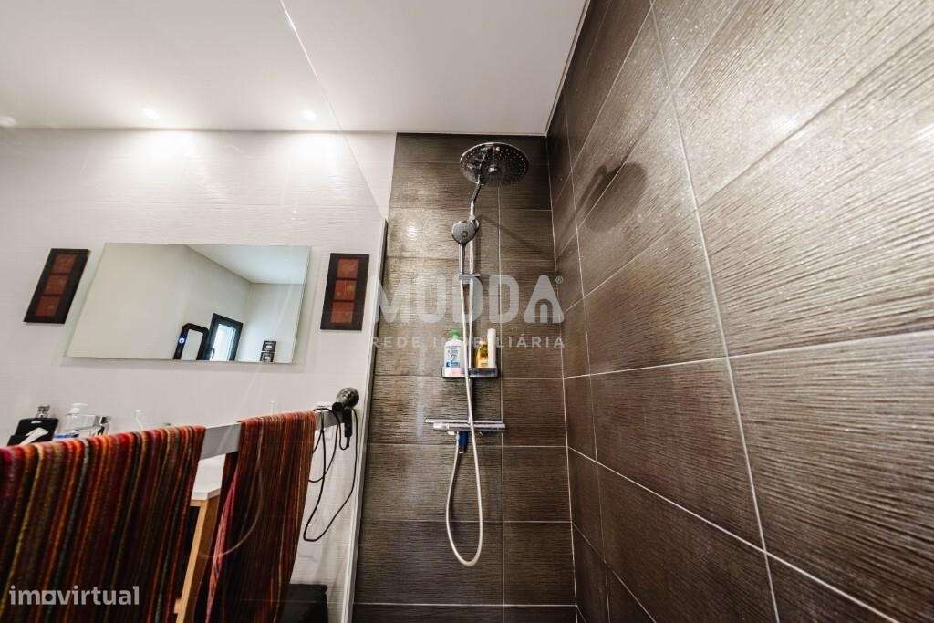 Moradia T3 Premium com Piscina, Jacuzzi e Design Contemporâneo na Foz-32