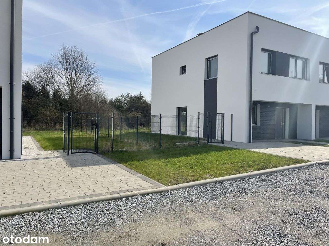 Nowoczesny dom z ogrodem w otoczeniu zieleni-1