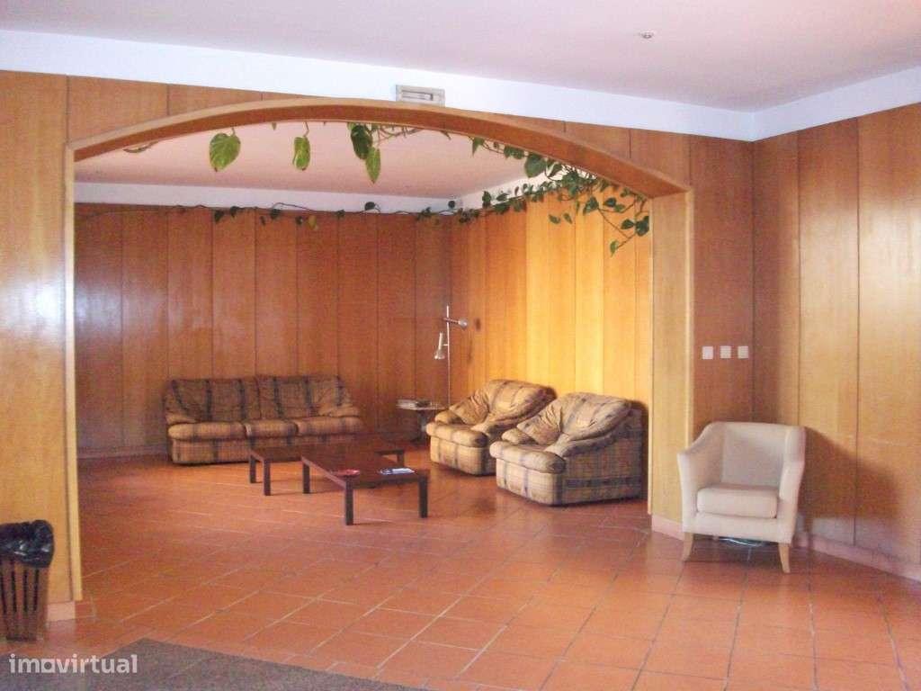 T2 remodelado em condomínio com piscina e campo de ténis-21