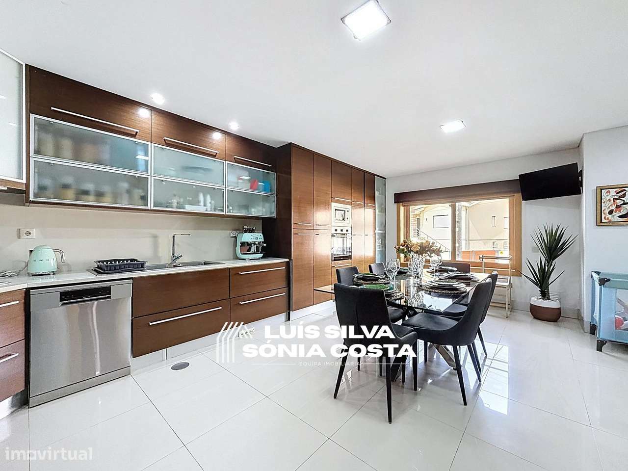 Moradia T4 Excelente Estado e Áreas | 2 Suites, Jacuzzi, Painéis...-10