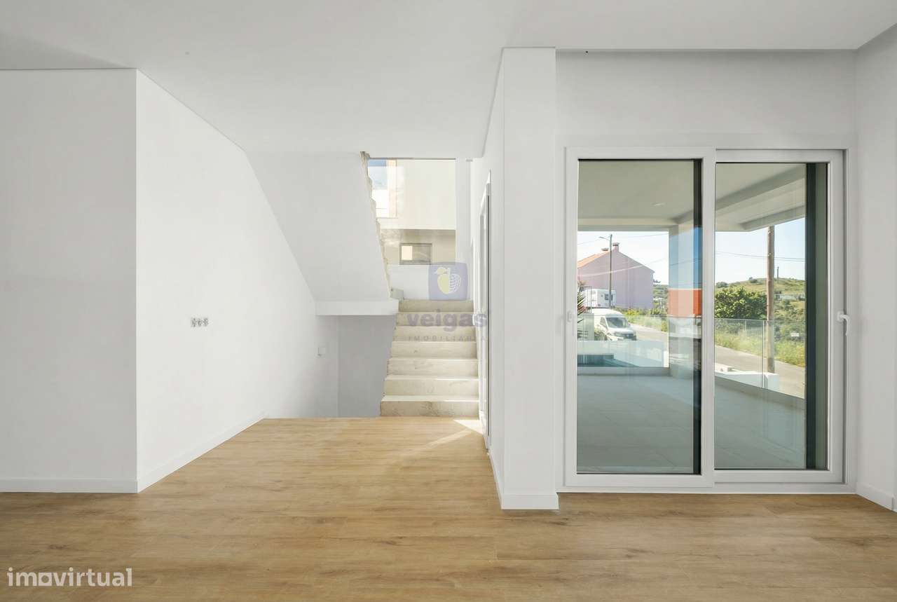 Moradia T5 Contemporânea com Piscina Aquecida – Santa Iria da Azóia-7