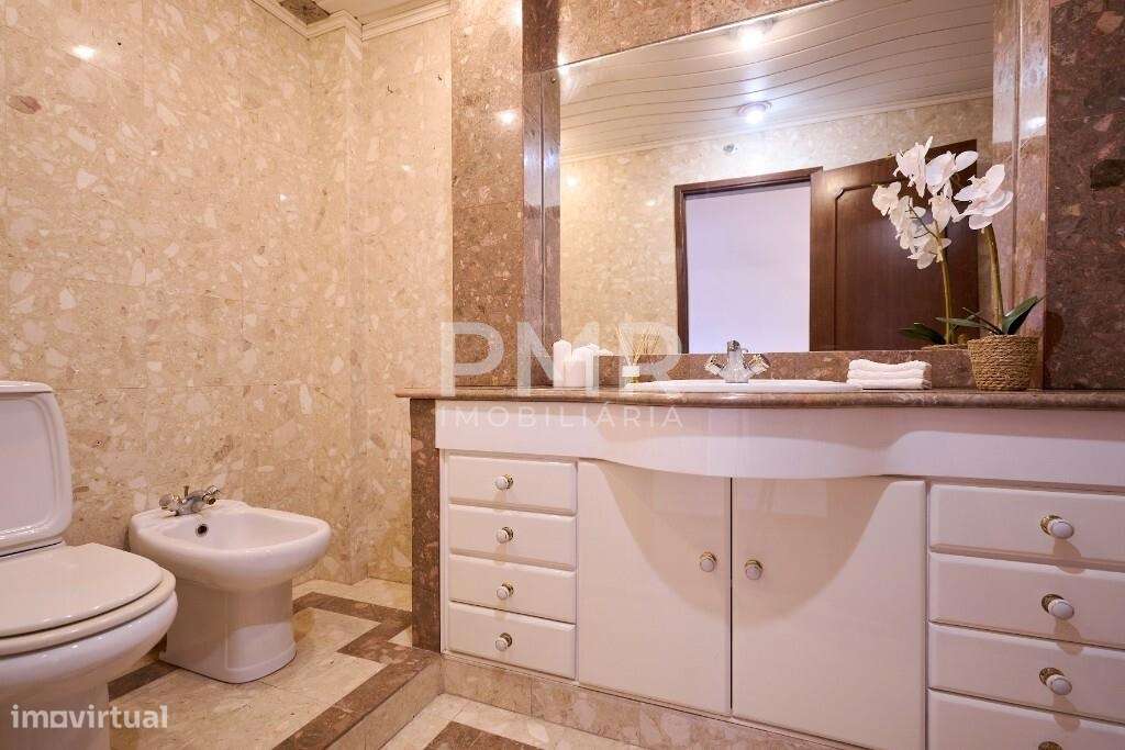 Apartamento T4 no Lumiar com estacionamento-7