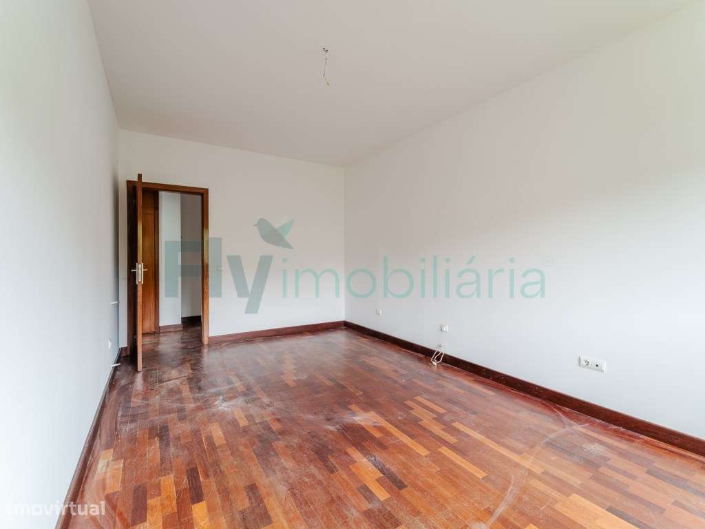 Excelente Apartamento T4 com Suite e Lugar de Garagem para 2 Carros-17