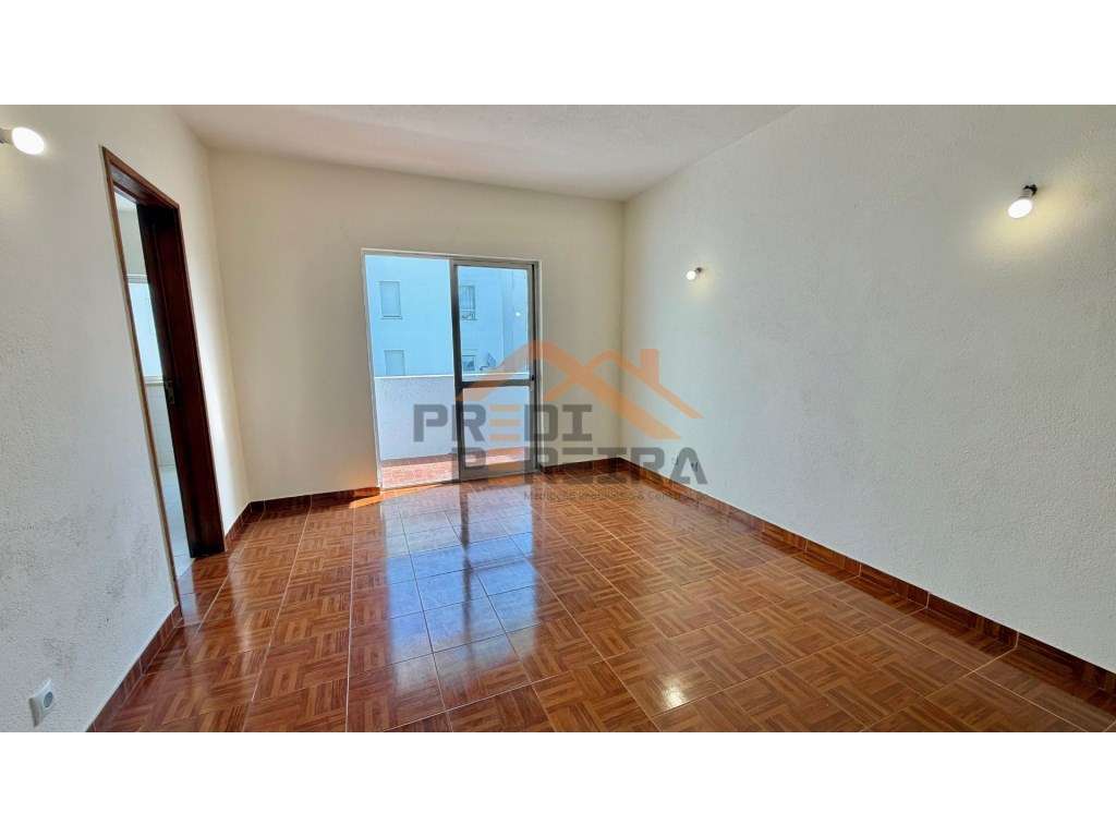 Situado na zona da Torre, em Cascais,, apartamento T2.-14