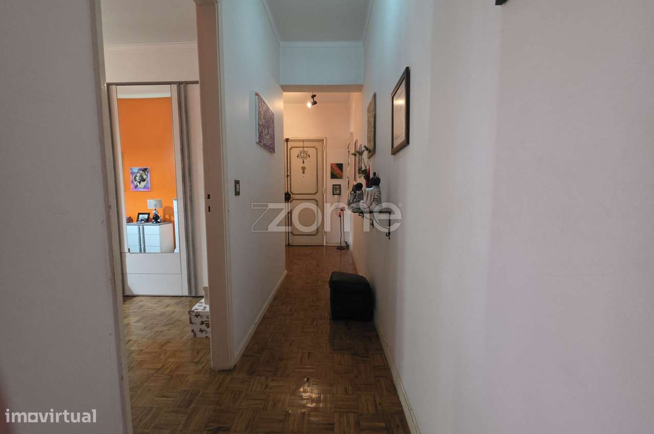 Excelente apartamento T2, situado num 1.º andar, na Buraca-7